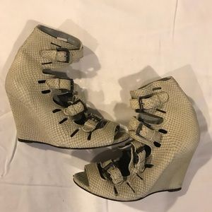Surface to air buckle wedges
